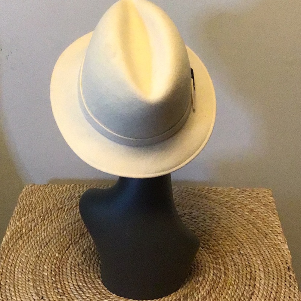 Ivory wool fedora with small Petersham accent on side bow, good condition. - Picture 3 of 5